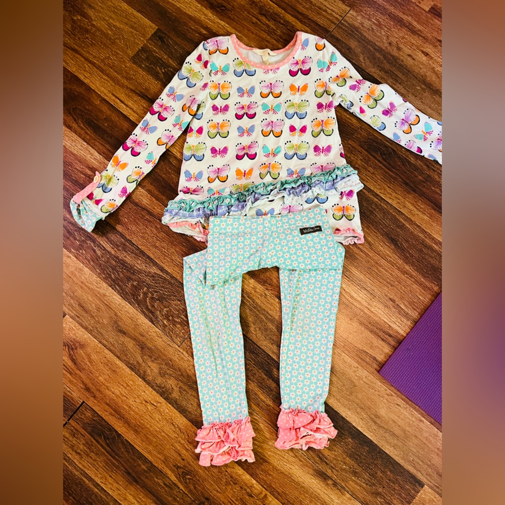 Like new Matilda Janes butterfly set with tops and leggings girl size6